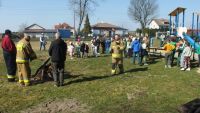 Społeczność szkoły przy wiosennym ognisku