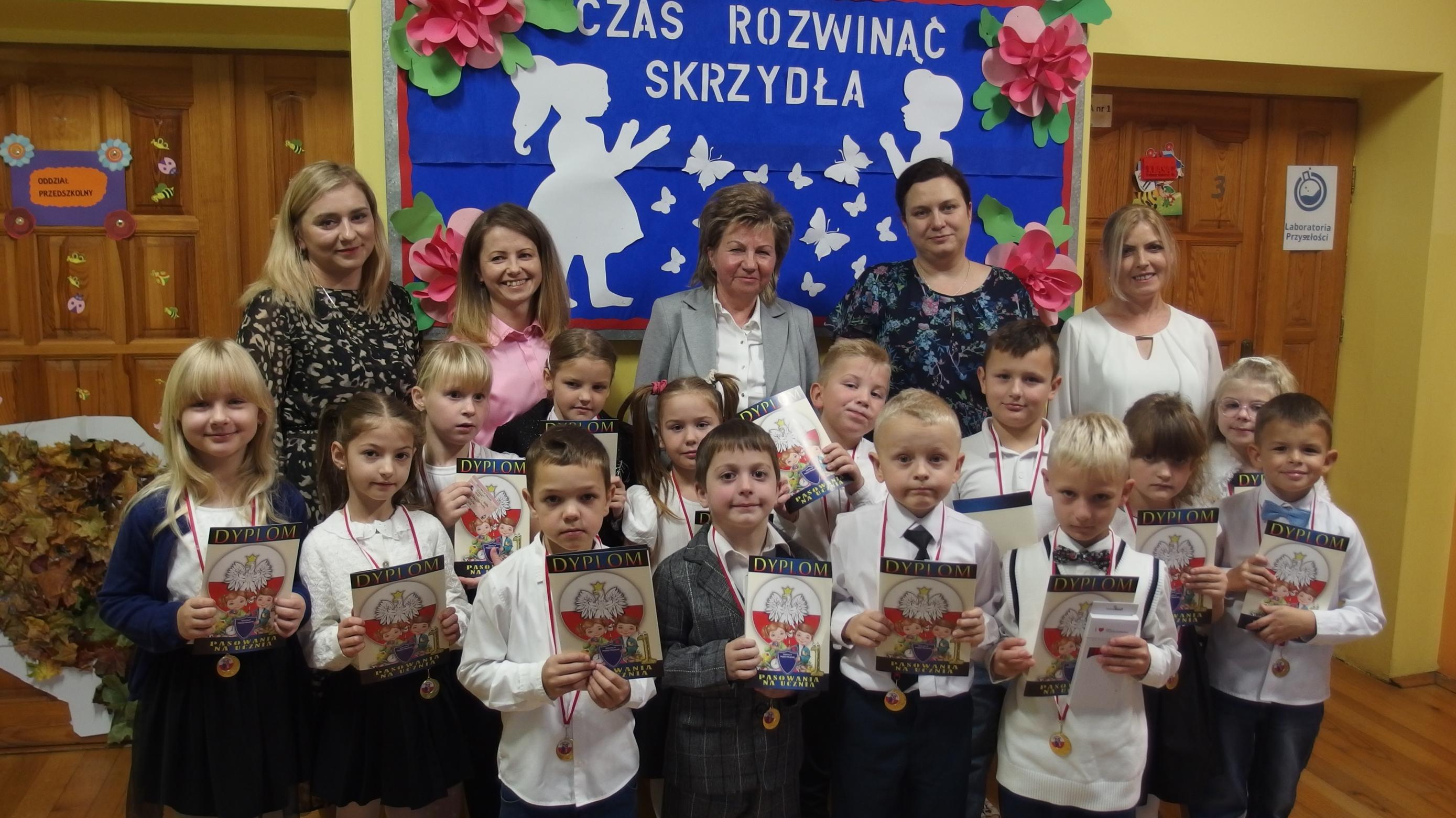 Obchody Dnia Edukacji narodowej i pasowanie pierwszoklasistów.